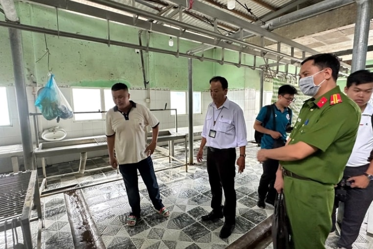 Đoàn kiểm tra liên ngành kiểm tra cơ sở giết mổ gia công cho Công ty C.P Việt Nam tại huyện Phụng Hiệp, tỉnh Hậu Giang - Ảnh: H.X.