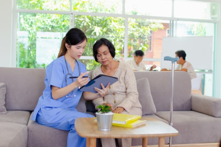 Ứng dụng thẻ đeo thông minh giúp nhân viên điều dưỡng làm việc hiệu quả hơn. (Ảnh minh họa)