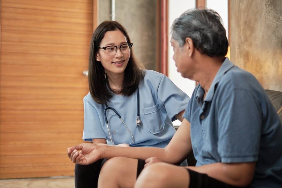 Người dân nên chủ động trang bị kiến thức về tiêm ngừa phế cầu khuẩn và tham khảo ý kiến bác sĩ. Nguồn: Shutterstock.