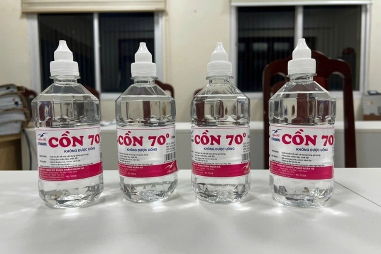Số cồn y tế giả bị lực lượng chức năng thu giữ. Ảnh: TTXVN phát
