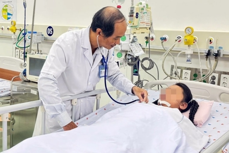 Trẻ mắc sốc sốt xuất huyết nặng được điều trị tại Bệnh viện Nhi đồng 1 (TP.HCM) - Ảnh: THU HIẾN