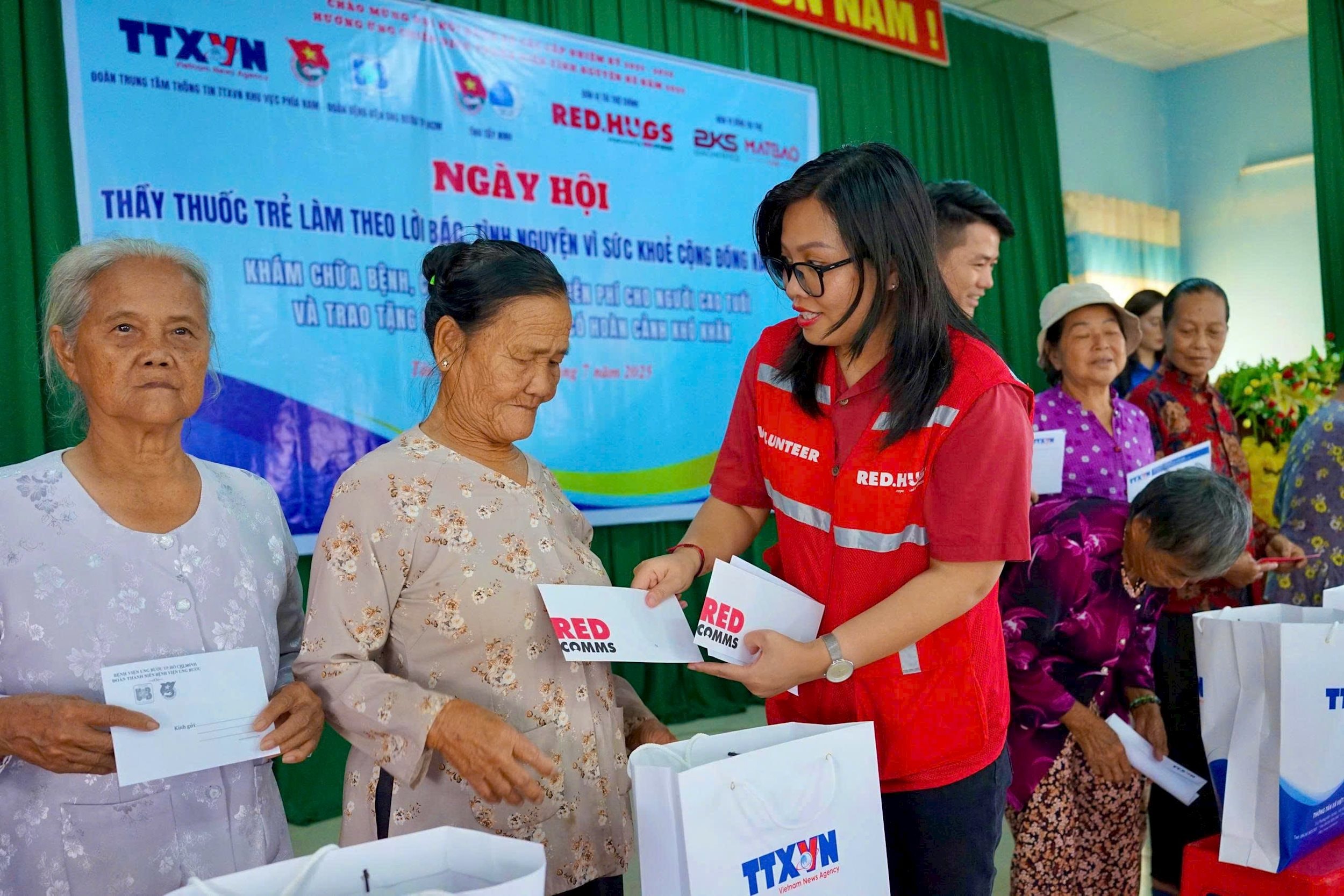 Red Hugs là nhà tài trợ chính của chương trình.jpg
