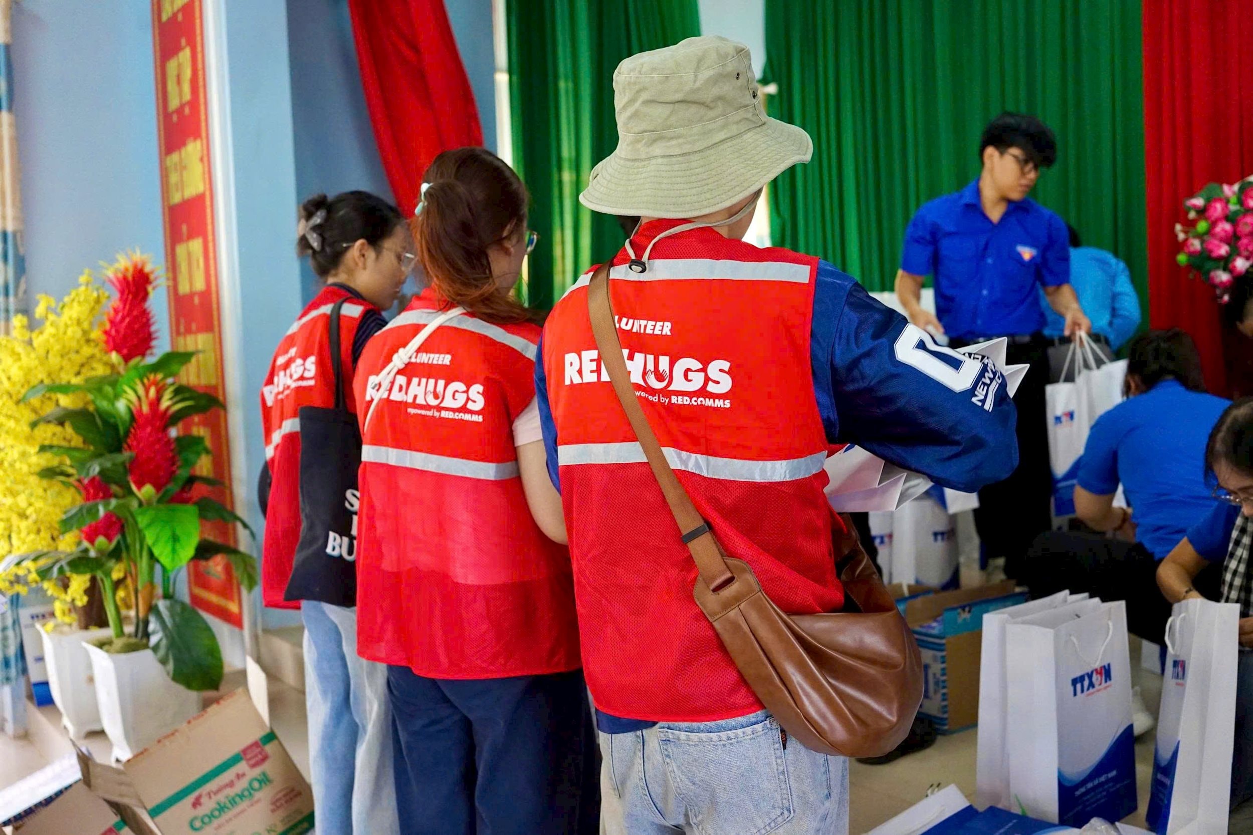 doi-ngu-red-hugs-ho-tro-tinh-nguyen-vien.jpg
