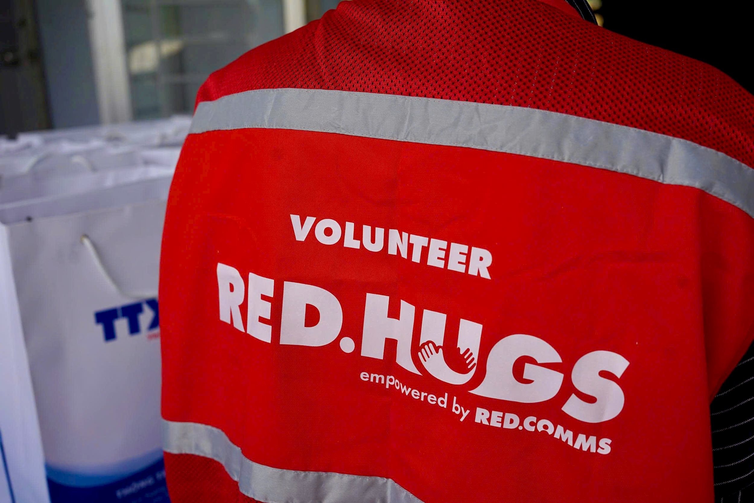 red-hugs-vong-tay-am-2025.jpg