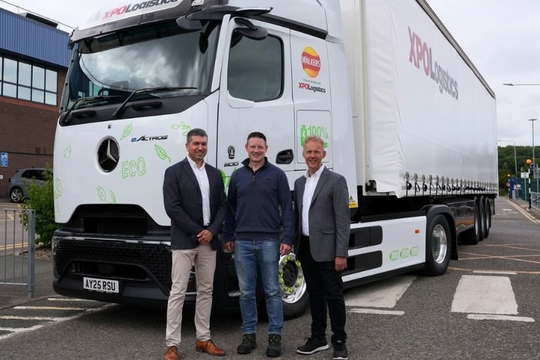 Xe tải điện do XPO Logistics vận hành góp phần cắt giảm khí thải từ hoạt động vận tải, hướng đến mục tiêu bảo vệ môi trường. Ảnh: Logistics Manager 