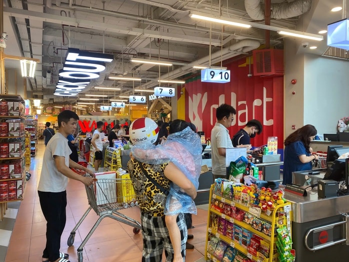 Bão Wipha: Người dân "đội mưa" đi mua thực phẩm, sức mua có siêu thị tăng tới 200% - Ảnh 2.