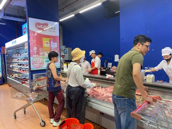 Bão Wipha: Người dân "đội mưa" đi mua thực phẩm, sức mua có siêu thị tăng tới 200% - Ảnh 1.