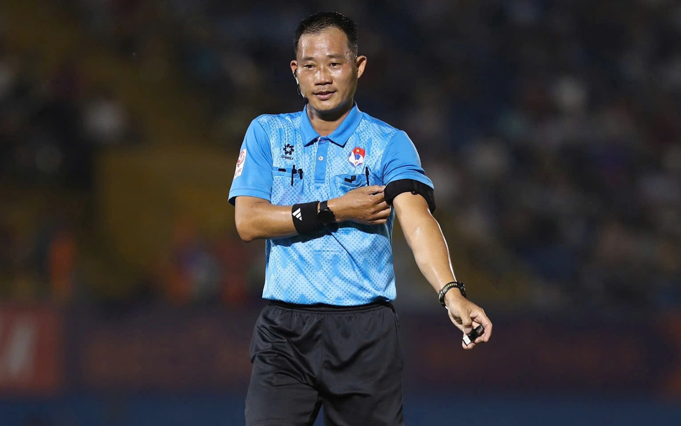 Trọng tài Trần Đình Thịnh điều khiển một trận đấu V-League 2024-2025 trên sân Gò Đậu, TP HCM. | Nguồn VnExpress