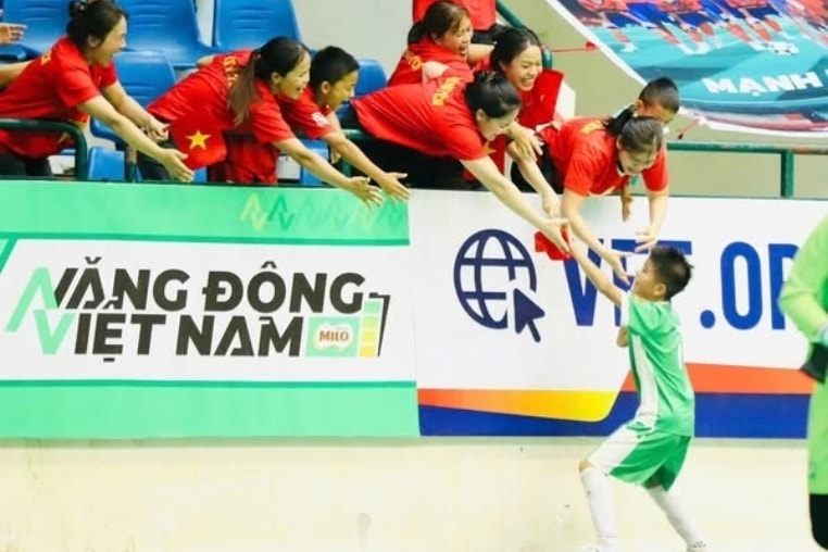 Cha mẹ chính là điểm tựa vững chắc, tạo điều kiện để con lớn khôn cùng thể thao. Ảnh: NVCC
