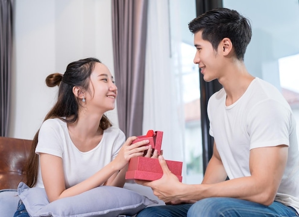 Bạn gái tôi nhất quyết chia tay chỉ vì... chiếc áo gần hai triệu đồng - 1