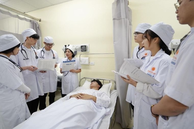 Ảnh các sinh viên ngành Y (Báo Lao Động).