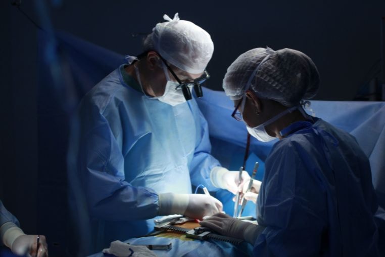 Ảnh minh họa các bác sĩ đang thực hiện ca phẫu thuật.