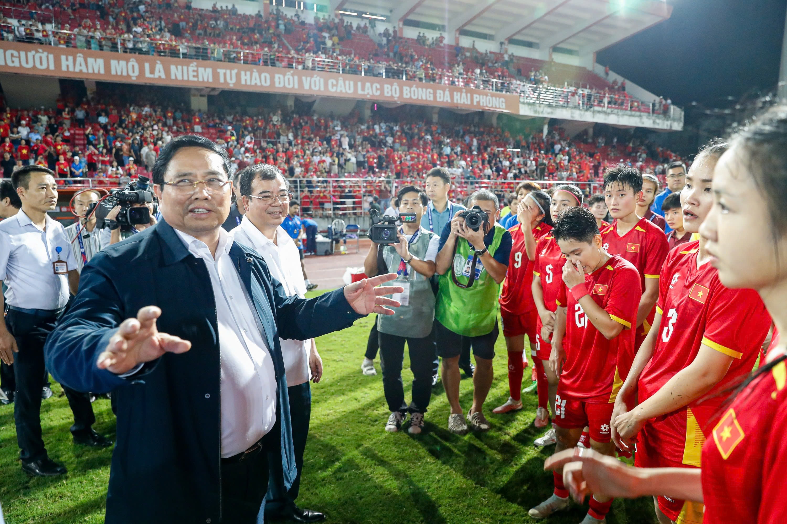 Thủ tướng Phạm Minh Chính động viên đội tuyển nữ Việt Nam sau trận thua U23 Australia.
