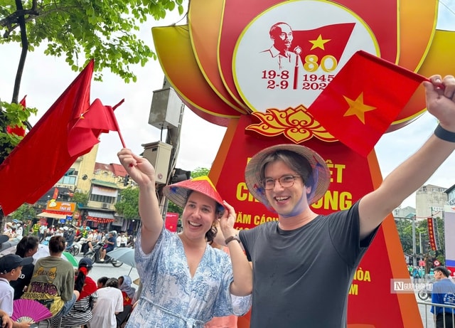 Tháng 8 rộn ràng, tiêu dùng và du lịch khởi sắc - Ảnh 2.