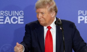 Ông Trump đổi lập trường, bỏ yêu cầu ngừng bắn ở Ukraine