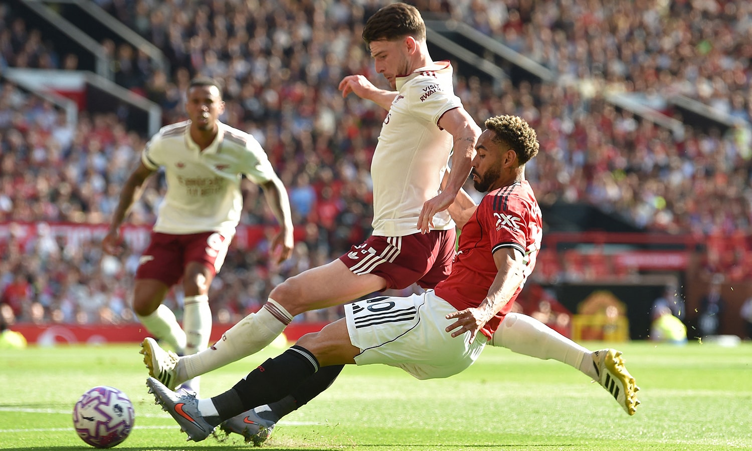Hàng thủ Arsenal đối mặt với sức ép lớn. (Ảnh: Reuters)