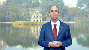 Đại sứ Cuba Fuentes dạo bờ hồ, gửi lời chúc Tết Nguyên đán 2025