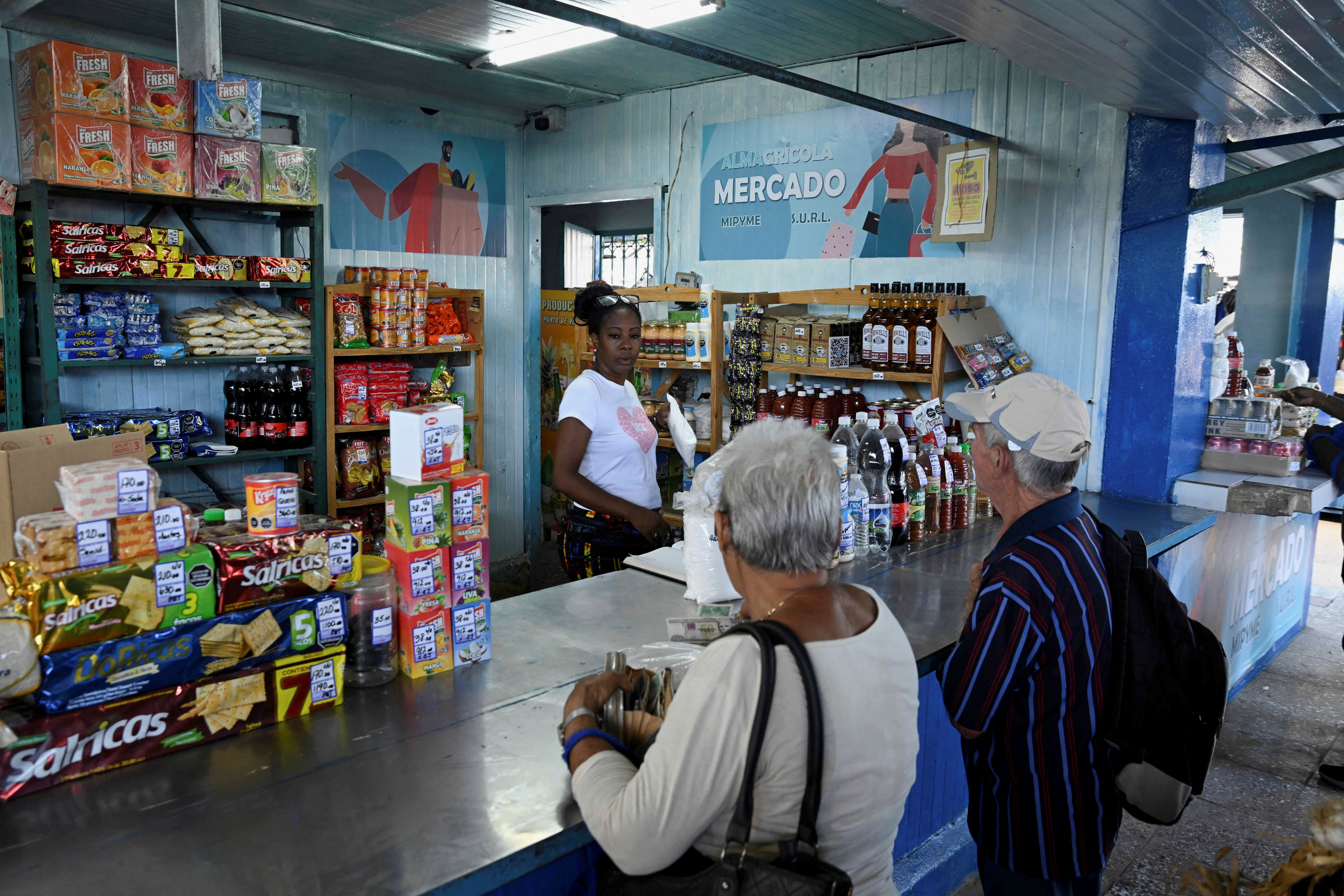 Người dân đến mua đồ ở một cửa hàng tại La Havana, Cuba. (Ảnh: Reuters)