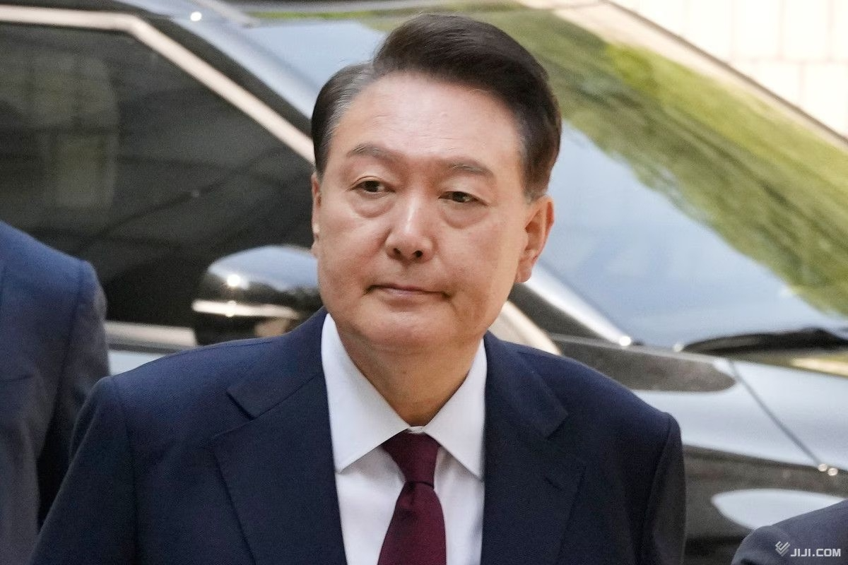 Cựu Tổng thống Yoon Suk Yeol đến hầu tòa. (Ảnh: Jiji Press)