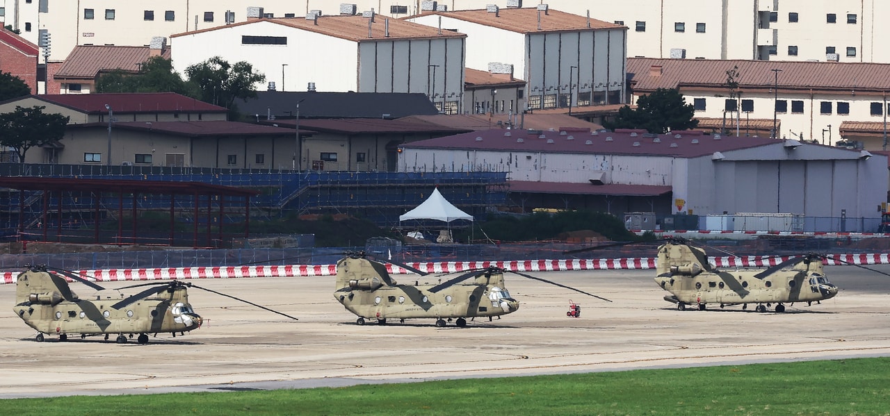Trực thăng Chinook được nhìn thấy tại Trại Humphreys ở Pyeongtaek, cách Seoul khoảng 60km về phía nam. (Ảnh: Yonhap)