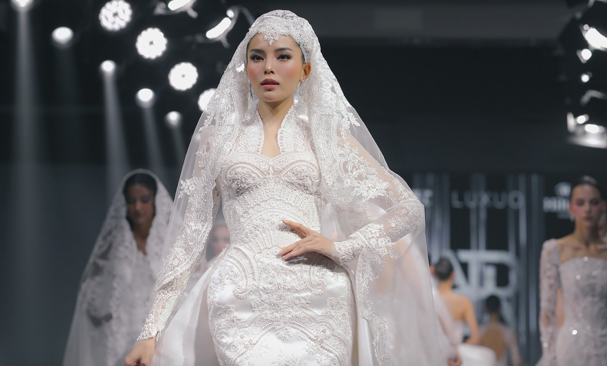 Hình ảnh Kỳ Duyên trên sàn diễn được khen ngợi đẹp như một công nương kiêu hãnh. Hoa hậu Việt Nam 2024 khắc họa một người phụ nữ hiện đại, gợi cảm nhưng trang nhã. Đây chính là