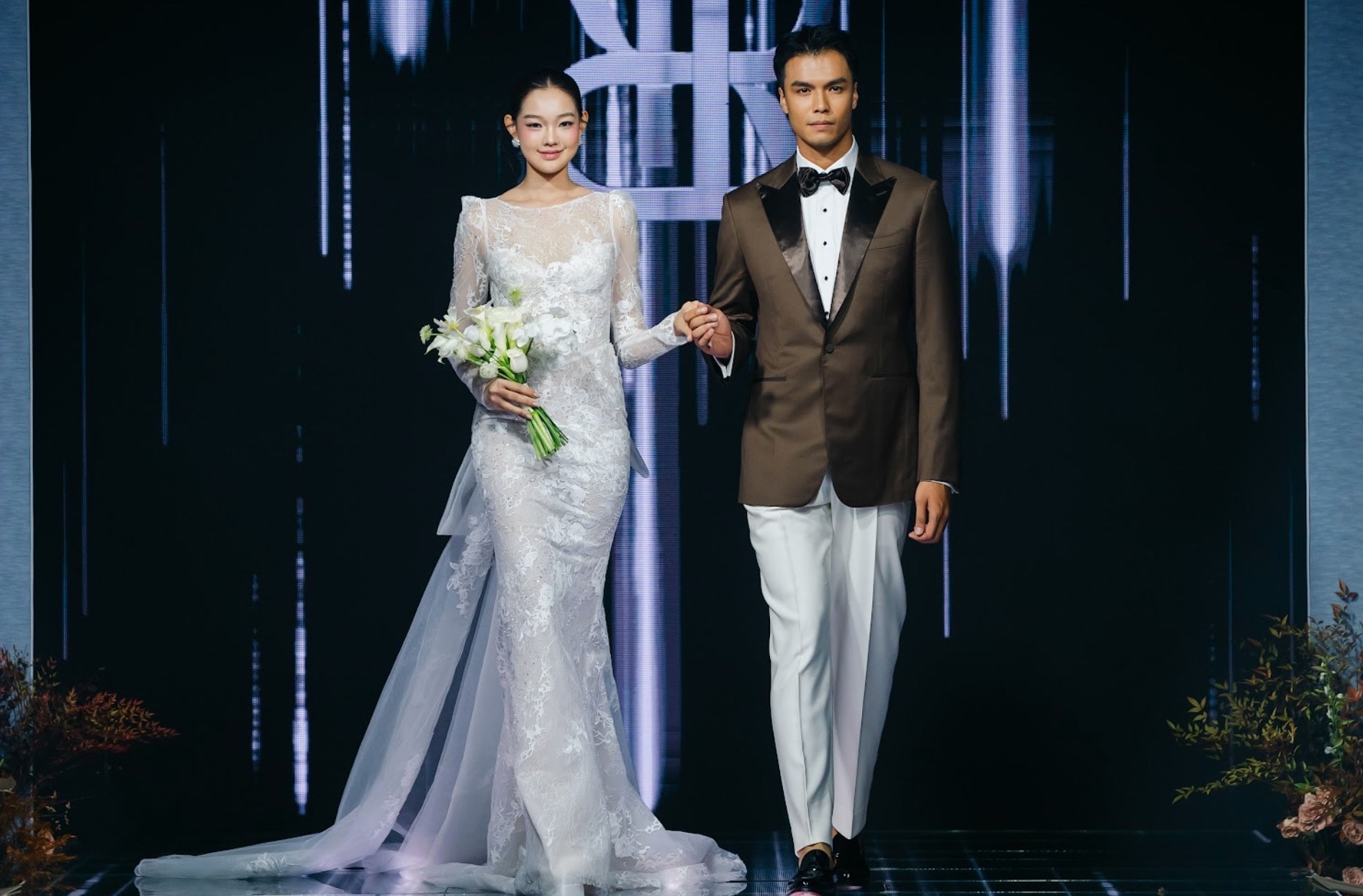 Nhà thiết kế tiếp tục phát triển phom corset - dấu ấn đặc trưng của nhà mốt giúp tôn đường cong cơ thể tối đa. Các dáng đầm đuôi cá, chữ A, dáng cột hay quây ngực trở nên sang trọng hơn với chi tiết thêu ren tinh xảo, gợi lên phong cách hoàng gia trang nhã.