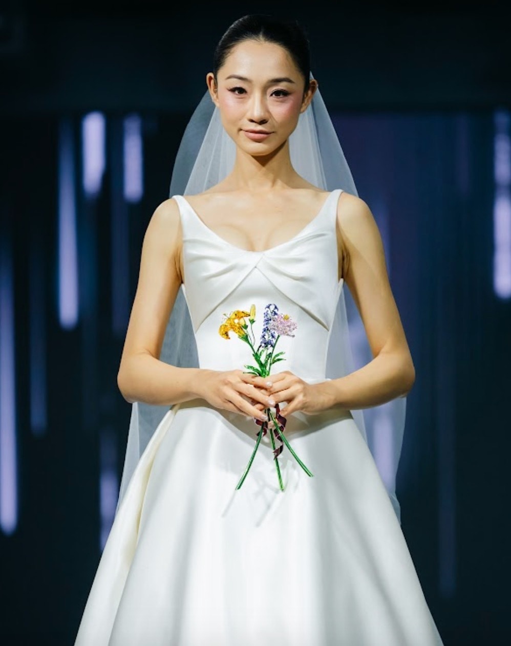 Nếu những bộ sưu tập trước, Chung Thanh Phong áp dụng kỹ thuật đính đá, cườm, sequin triệt để, thì lần này, anh tập trung tạo hình hoa văn thêu thủ công và đắp ren, tạo nên những lớp voan bồng bềnh như sương mai.
