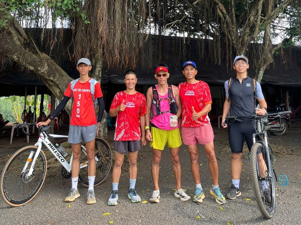 Người đàn ông chạy bộ xuyên Việt từ TPHCM ra Hà Nội mừng 2/9 - 3 Người đàn ông chạy bộ xuyên Việt từ TPHCM ra Hà Nội mừng 2/9 - 3