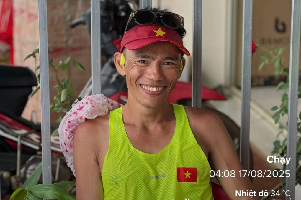 Người đàn ông chạy bộ xuyên Việt từ TPHCM ra Hà Nội mừng 2/9 - 1 Người đàn ông chạy bộ xuyên Việt từ TPHCM ra Hà Nội mừng 2/9 - 1