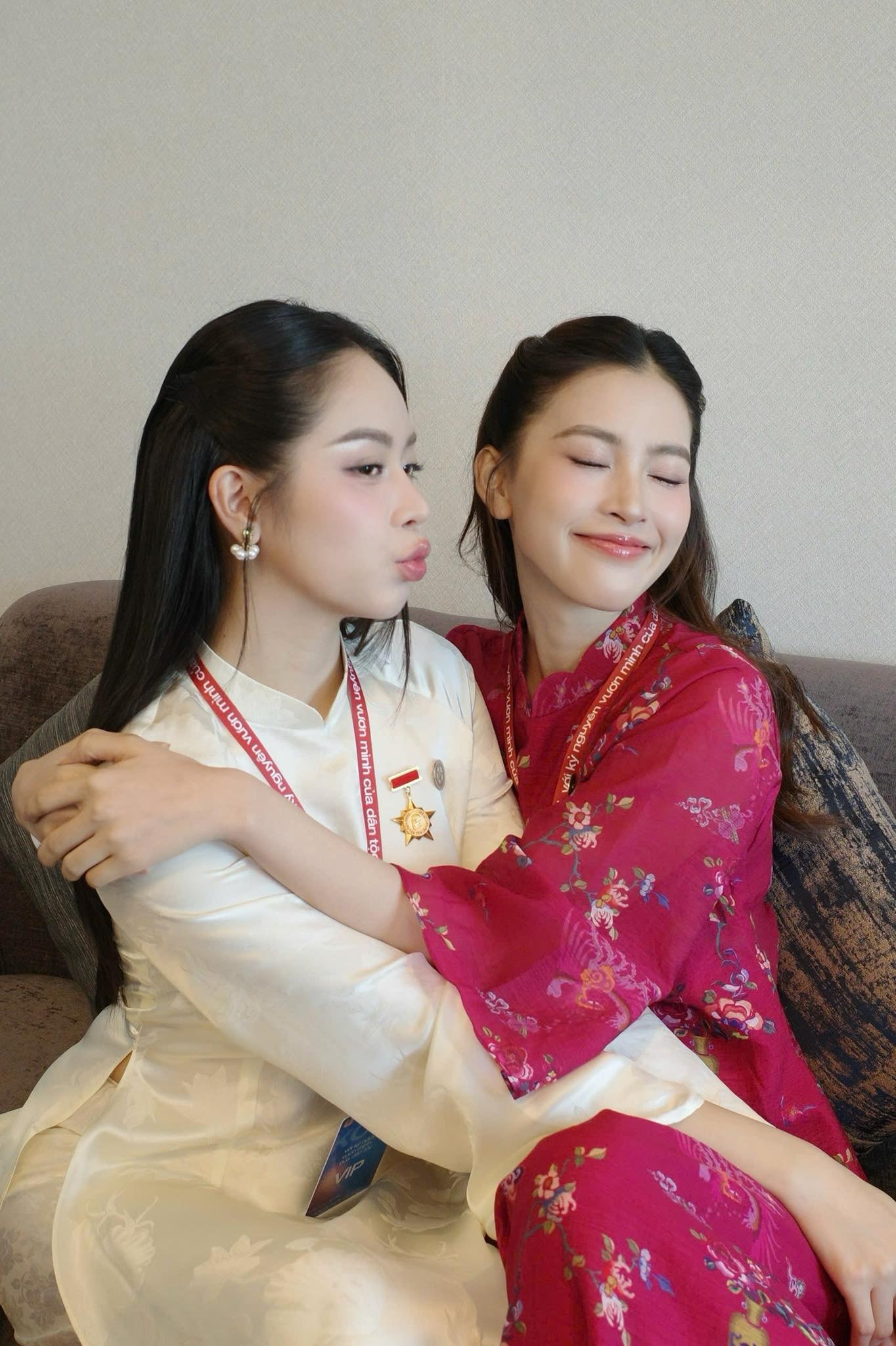Khoảnh khắc 2 Hoa hậu Việt Nam đọ sắc 'gây sốt'- Ảnh 3. Khoảnh khắc 2 Hoa hậu Việt Nam đọ sắc 'gây sốt'- Ảnh 3.