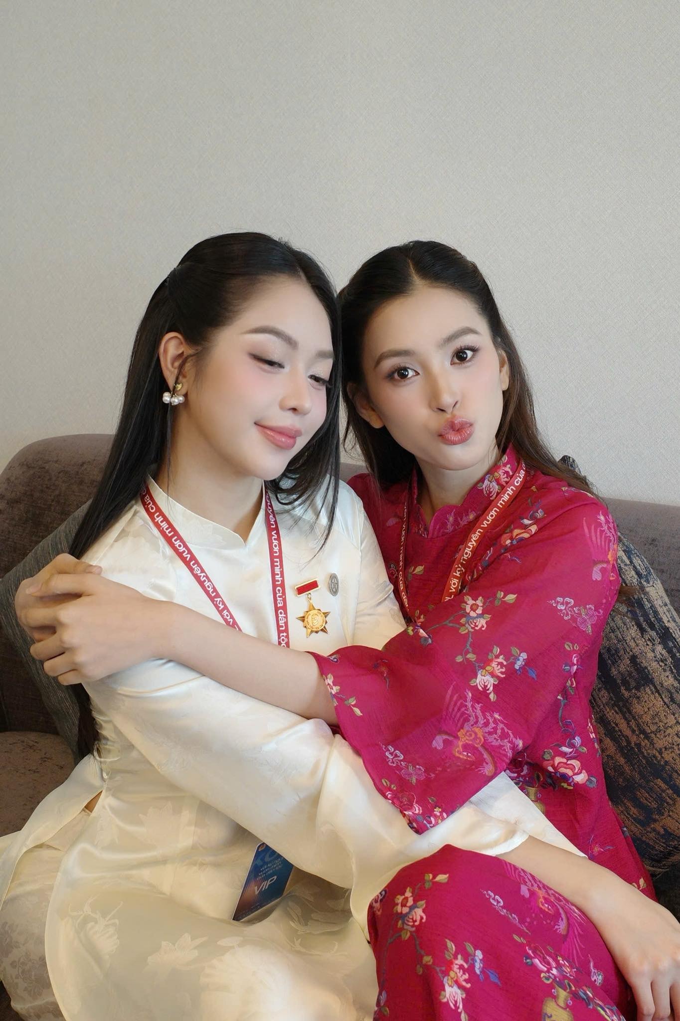 Khoảnh khắc 2 Hoa hậu Việt Nam đọ sắc 'gây sốt'- Ảnh 4. Khoảnh khắc 2 Hoa hậu Việt Nam đọ sắc 'gây sốt'- Ảnh 4.