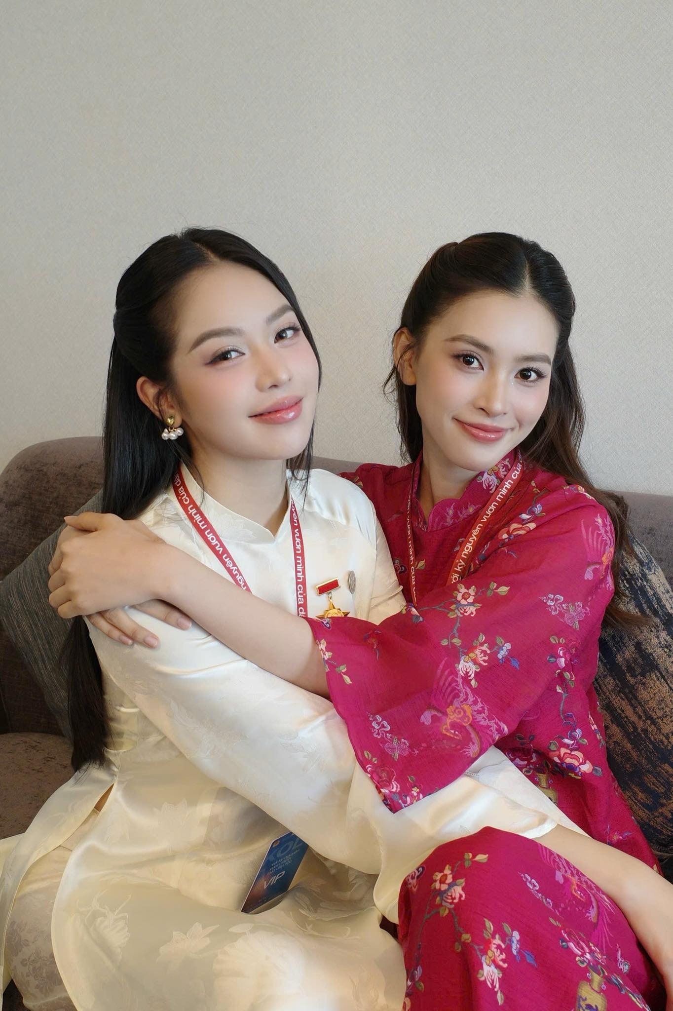 Khoảnh khắc 2 Hoa hậu Việt Nam đọ sắc 'gây sốt'- Ảnh 2. Khoảnh khắc 2 Hoa hậu Việt Nam đọ sắc 'gây sốt'- Ảnh 2.