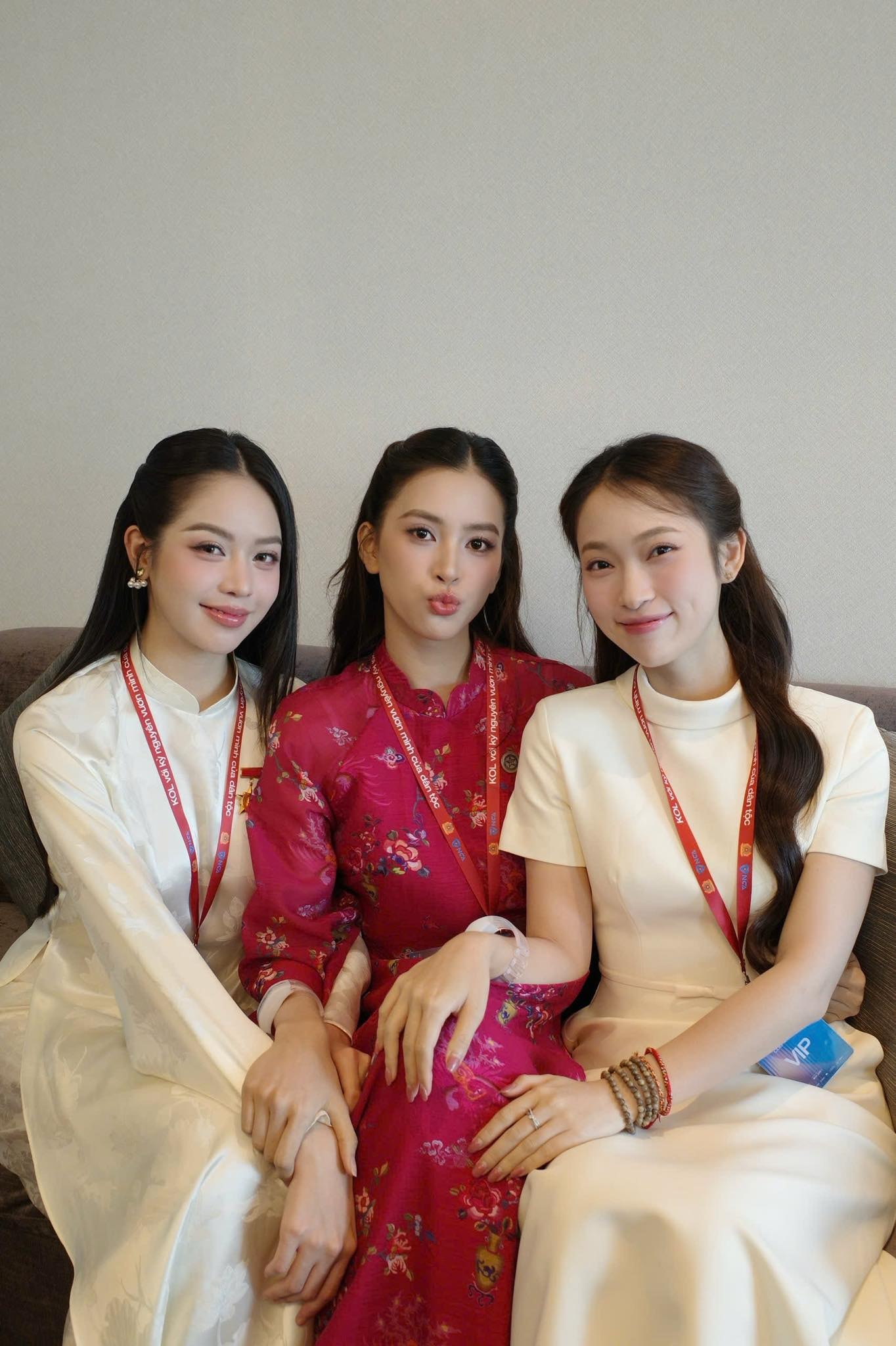 Khoảnh khắc 2 Hoa hậu Việt Nam đọ sắc 'gây sốt'- Ảnh 5. Khoảnh khắc 2 Hoa hậu Việt Nam đọ sắc 'gây sốt'- Ảnh 5.