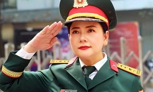 Nữ NSND mang quân hàm Đại tá gây sốt với bức ảnh mặc quân phục ở tuổi 56