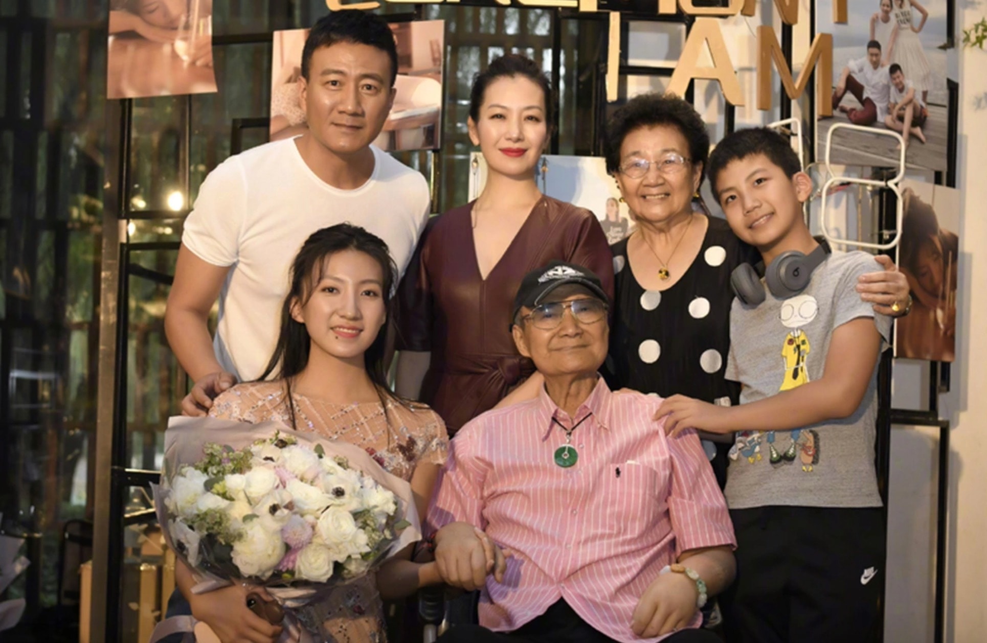 Nam diễn viên bên bố mẹ và vợ con.