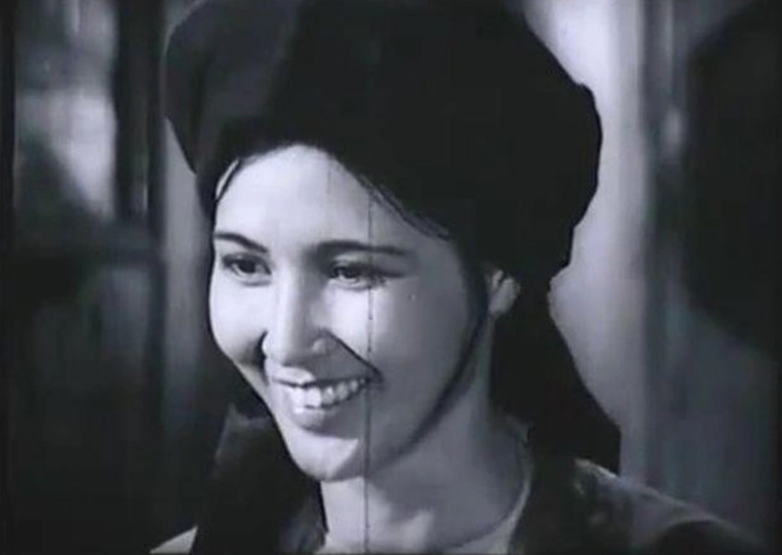 Gương mặt trái xoan, nụ cười rạng rỡ của cô Mến đã chinh phục khán giả.