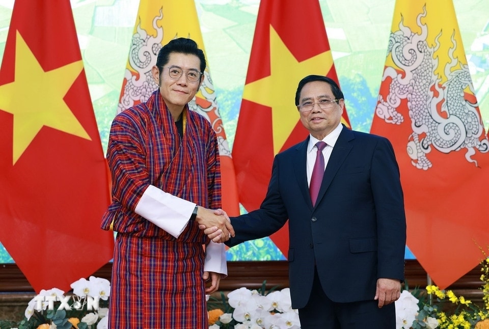 Thủ tướng Phạm Minh Chính và Quốc vương Bhutan Jigme Khesar Namgyel Wangchuck. (Ảnh: TTXVN)