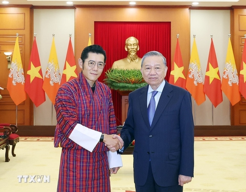Tổng Bí thư Tô Lâm và Quốc vương Bhutan Jigme Khesar Namgyel Wangchuck. (Ảnh: TTXVN)