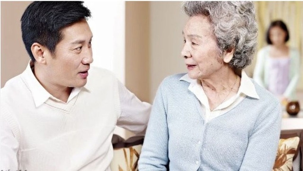 Mẹ chồng bị liệt, vợ bỗng dưng đưa một tờ giấy khiến tôi bật khóc - 1