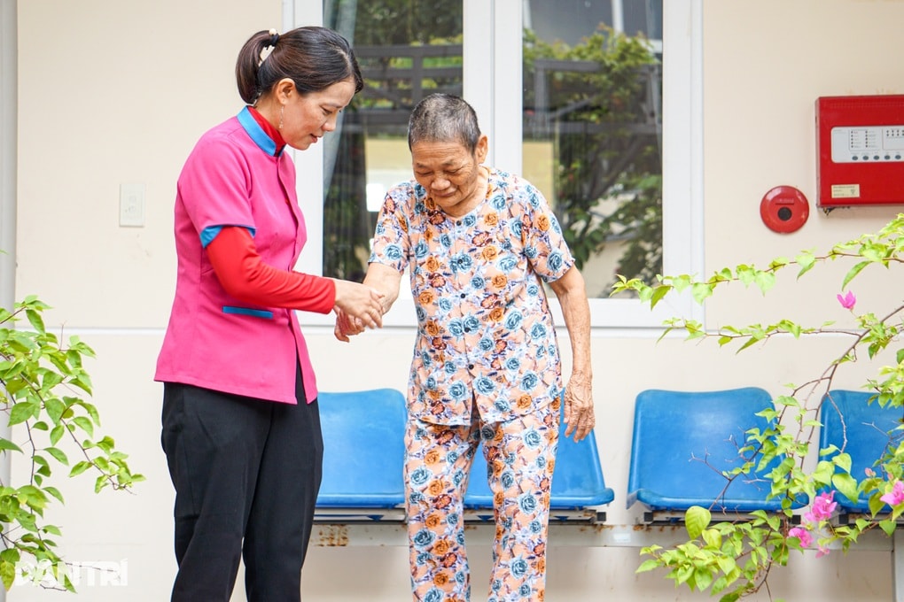 Người con của thương binh thành “con gái” chung của hàng chục người có công - 1
