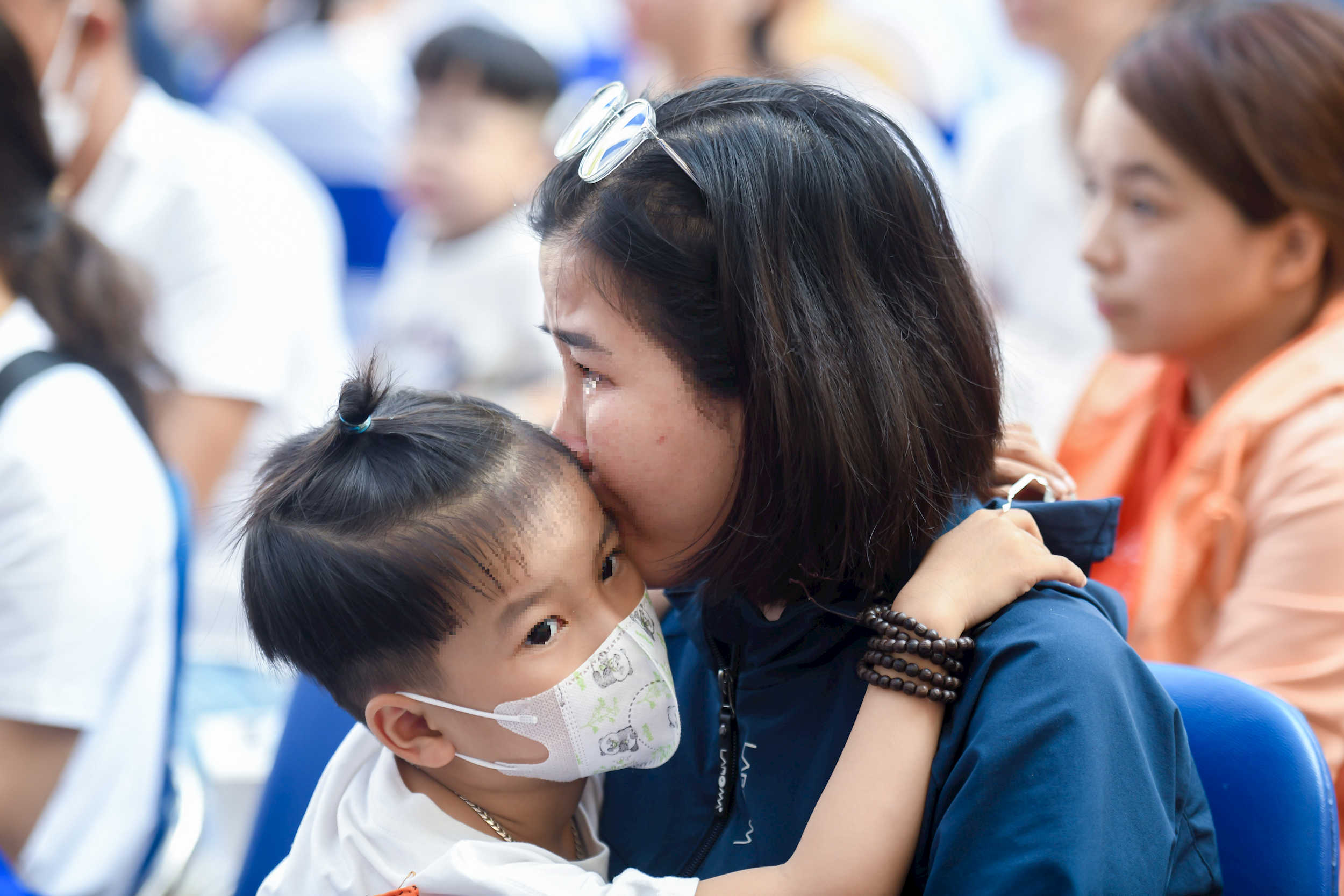 Nước mắt của một người mẹ tham dự sự kiện hưởng ứng ngày thế giới bệnh hiếm năm 2025 | Nguồn: Bộ Y tế