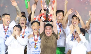 Ông Nguyễn Đức Thụy cùng CLB Nam Định nâng cúp vô địch V.League