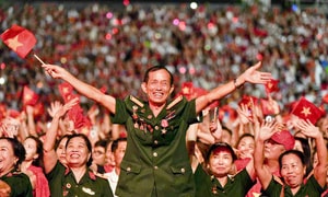 Khoảnh khắc 30.000 người hát Quốc ca, sân vận động Mỹ Đình rực đỏ màu cờ Tổ quốc