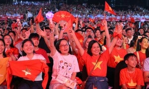 Xúc động hơn 30.000 khán giả cùng hát 'Tiến quân ca' tại sân vận động Mỹ Đình