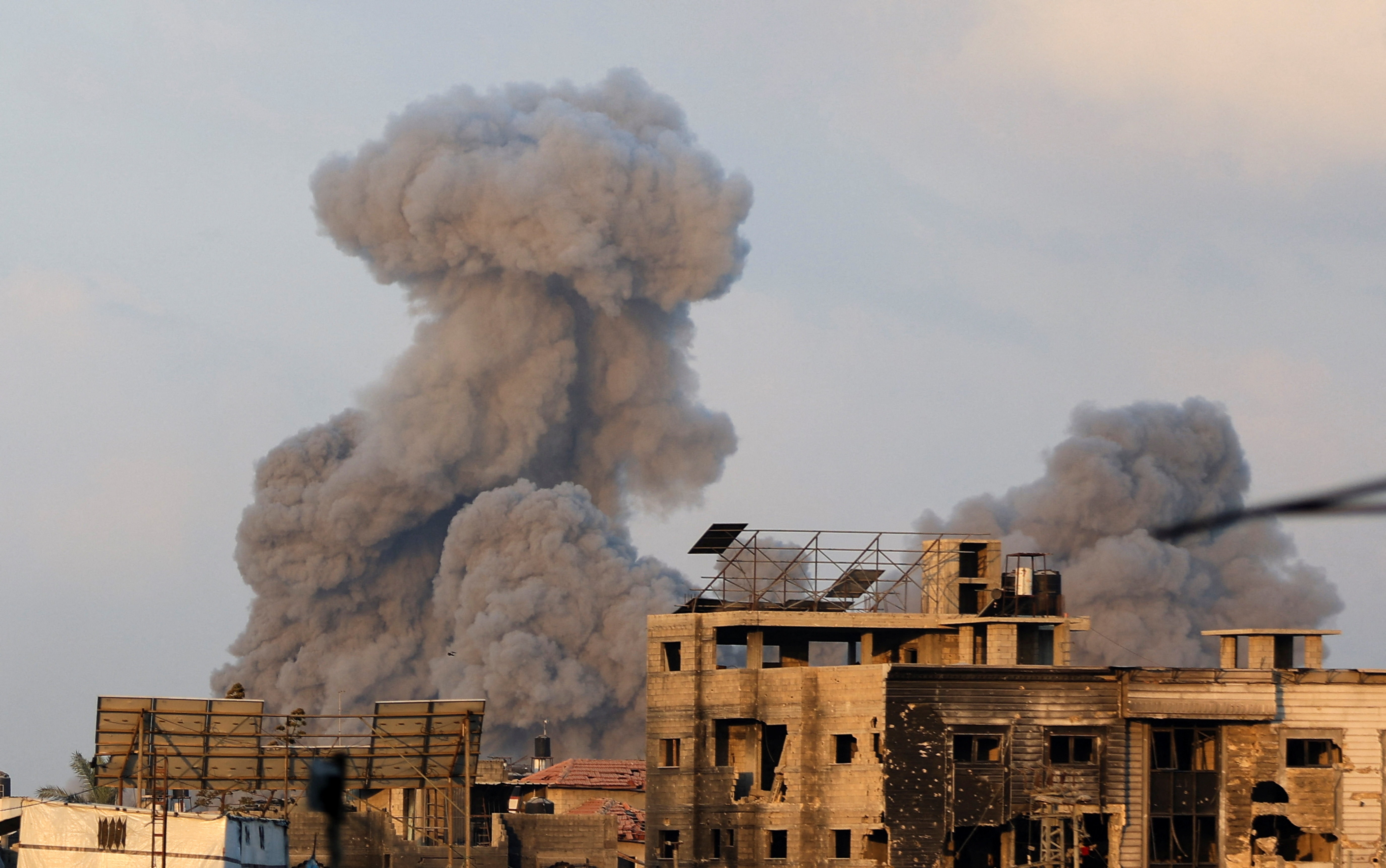 Israel bắt đầu tăng cường tấn công thành phố Gaza, huy động 60.000 quân dự bị.