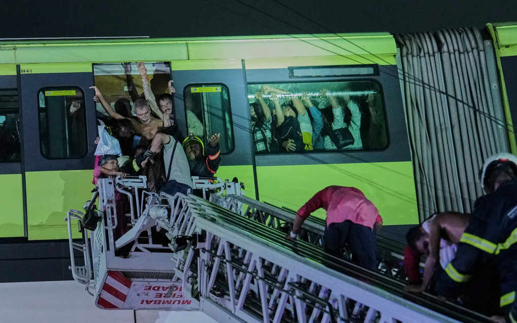 Tàu chở 582 khách bị ngắt điện dưới mưa, hàng chục người ngạt thở cầu cứu - 2 Tàu chở 582 khách bị ngắt điện dưới mưa, hàng chục người ngạt thở cầu cứu - 2