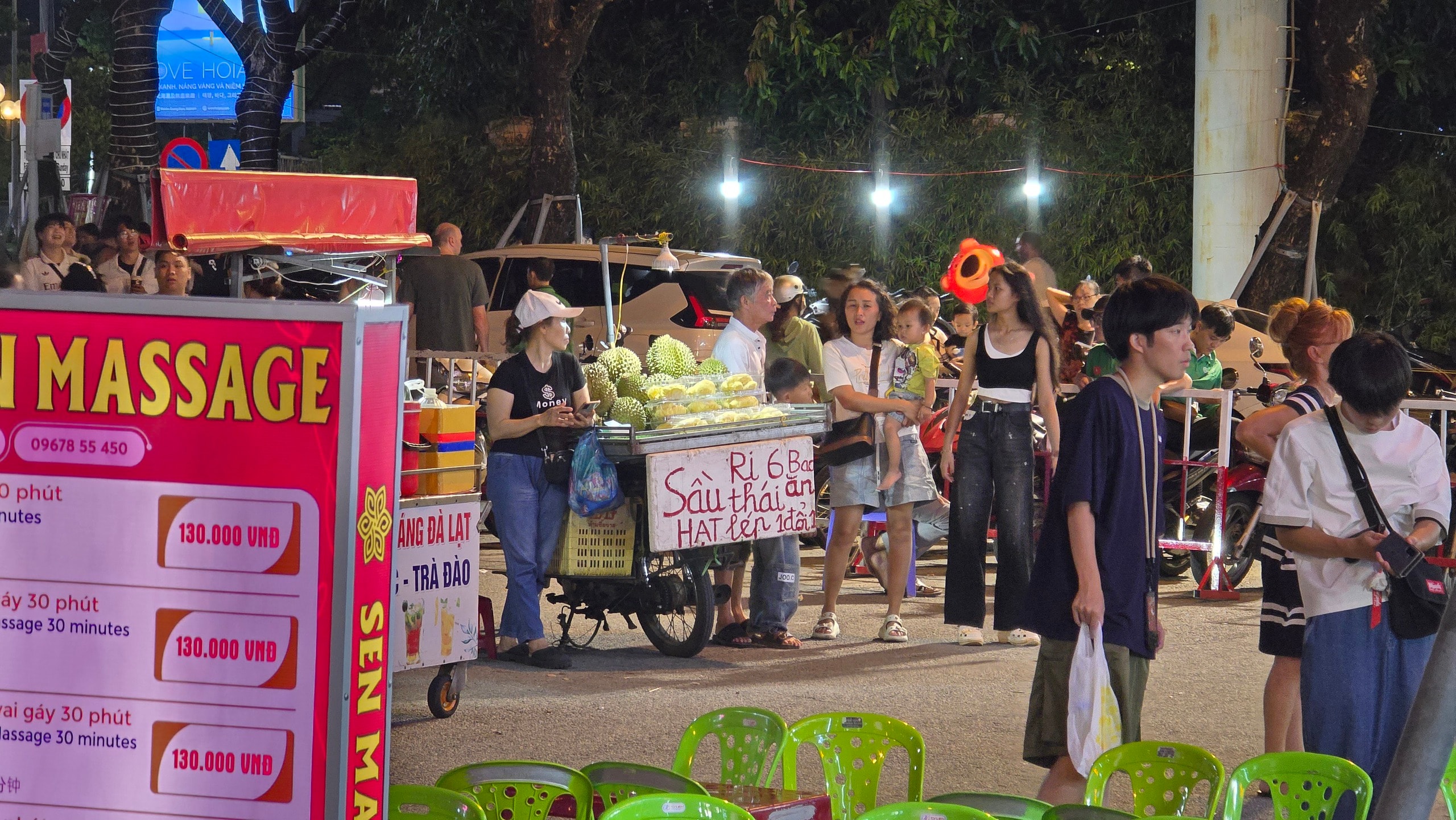 Chợ đêm Sơn Trà: "Thế giới riêng" của hàng rong sau 21 giờ - Ảnh 1. Chợ đêm Sơn Trà: "Thế giới riêng" của hàng rong sau 21 giờ - Ảnh 1.