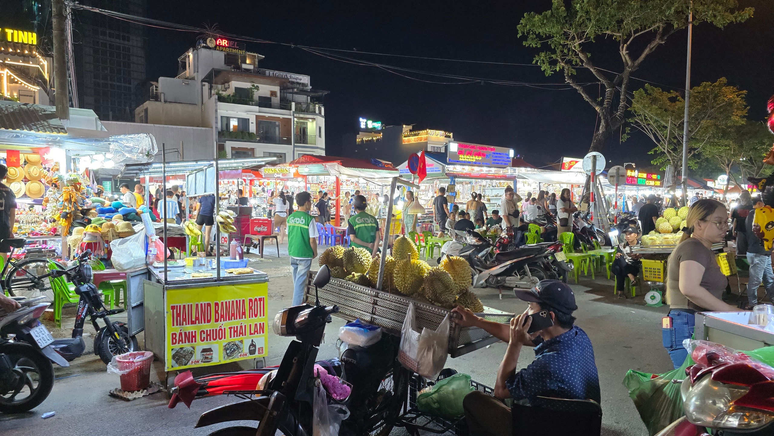 Chợ đêm Sơn Trà: "Thế giới riêng" của hàng rong sau 21 giờ - Ảnh 5. Chợ đêm Sơn Trà: "Thế giới riêng" của hàng rong sau 21 giờ - Ảnh 5.