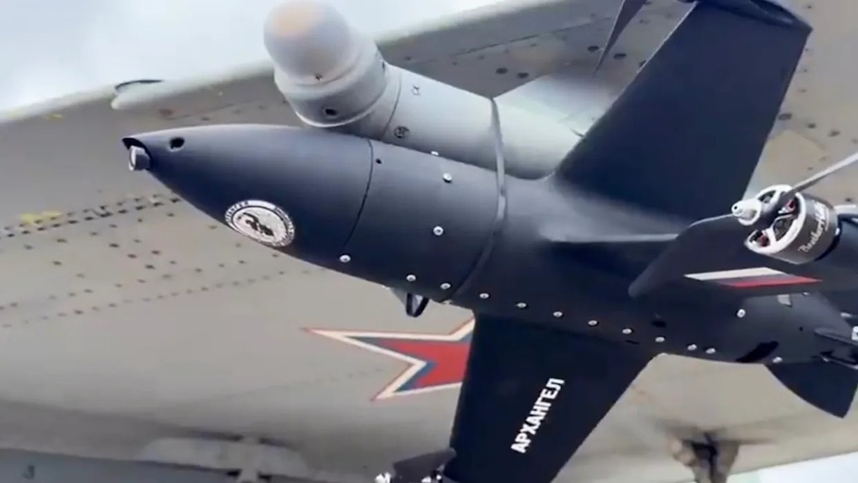 Máy bay không người lái Archangel được gắn vào cảm biến cảnh báo radar dưới cánh của MiG-29SMT, bằng một cặp dây buộc. Ảnh X