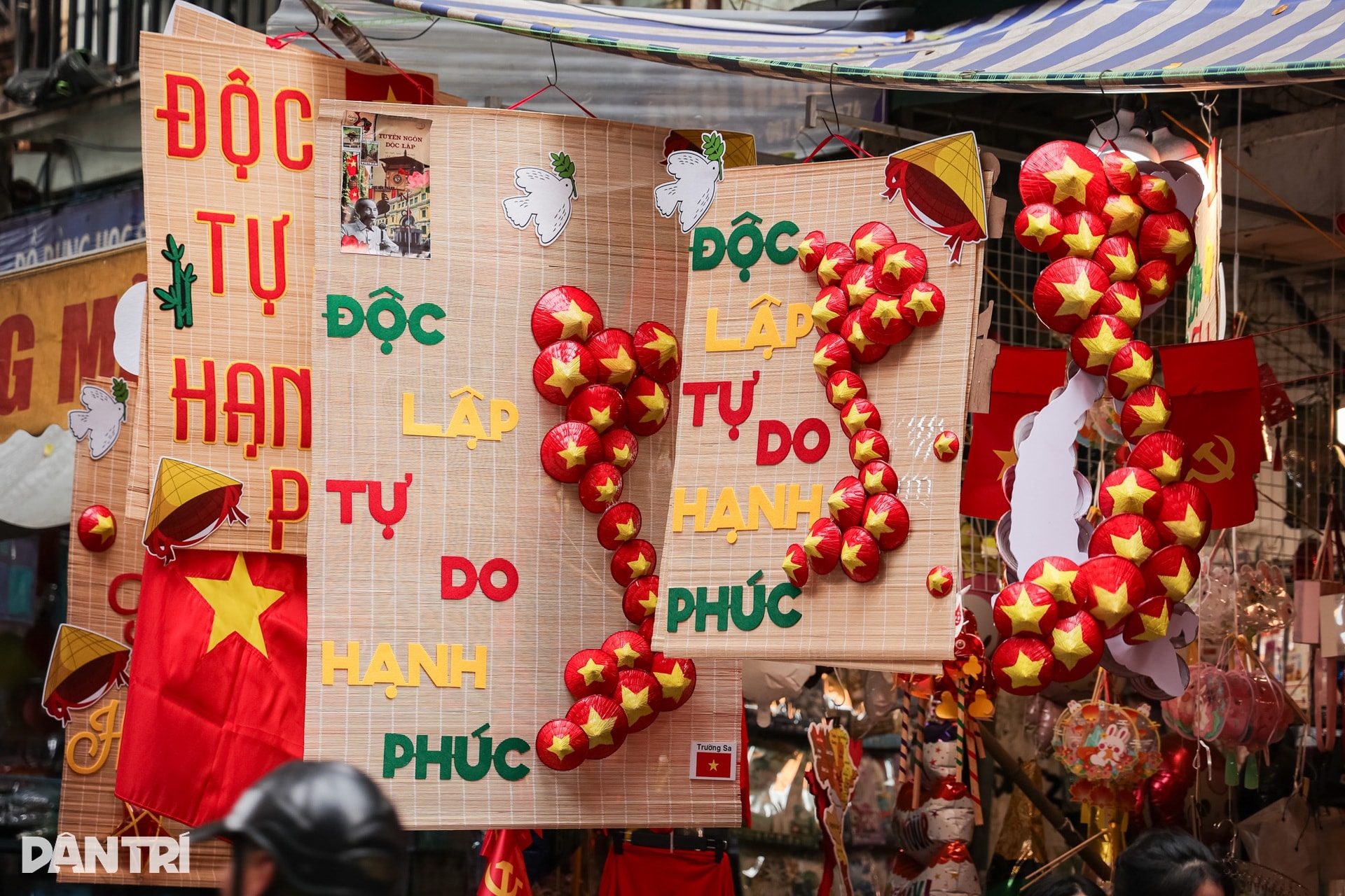 Hà Nội rợp sắc cờ hoa, khách Tây choáng ngợp tình yêu nước của người Việt - 9
